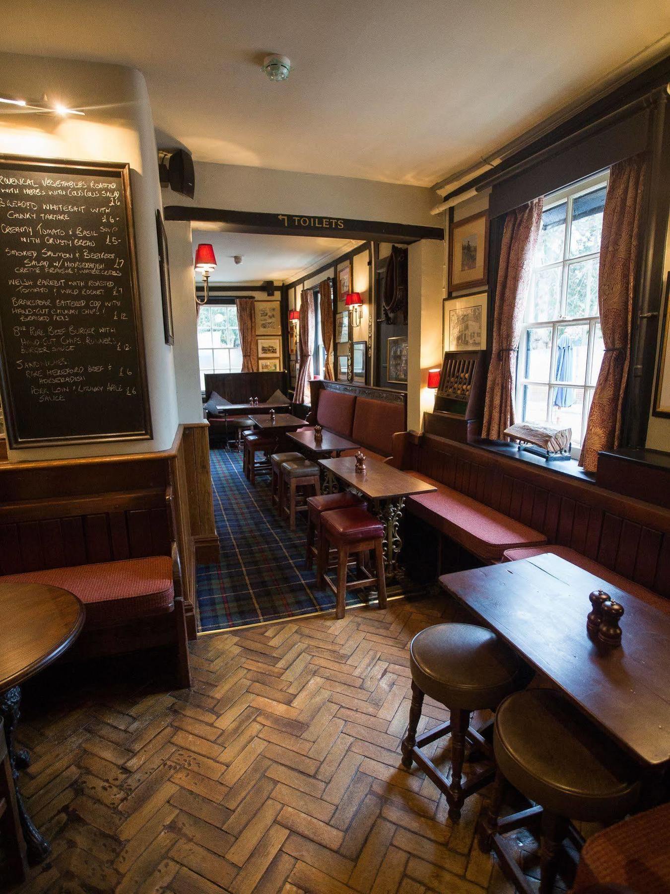 Отель The Running Horses Mickleham Экстерьер фото